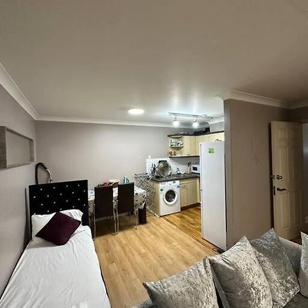 A 2 Standard Bedrooms Flat London Kültér fotó
