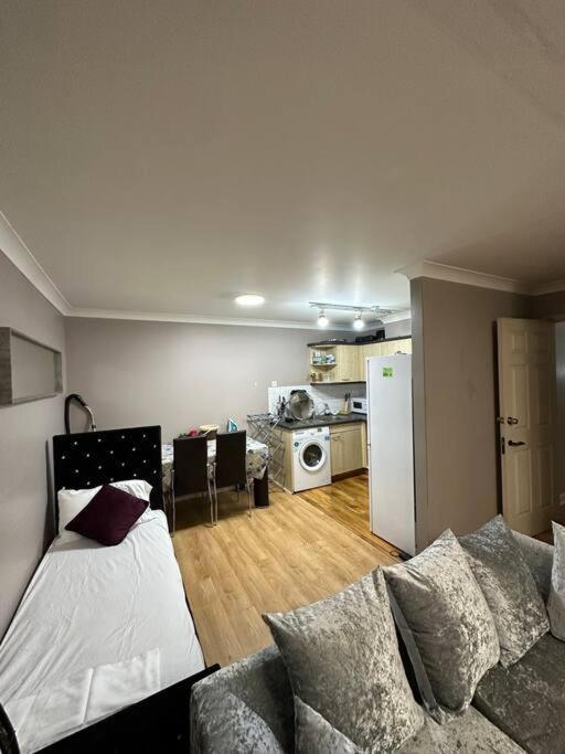 A 2 Standard Bedrooms Flat London Kültér fotó