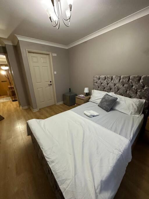 A 2 Standard Bedrooms Flat London Kültér fotó