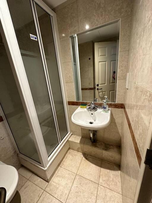 A 2 Standard Bedrooms Flat London Kültér fotó