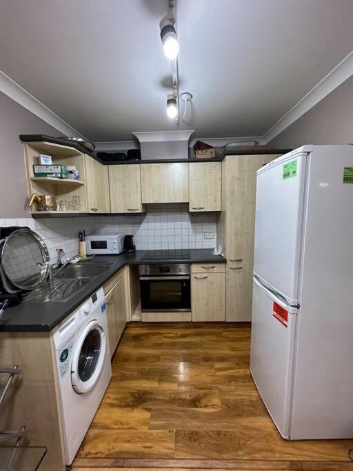 A 2 Standard Bedrooms Flat London Kültér fotó