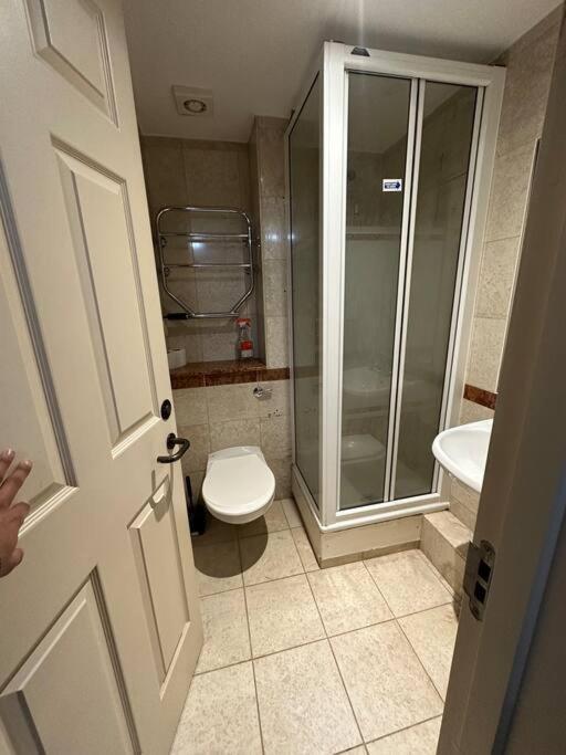 A 2 Standard Bedrooms Flat London Kültér fotó